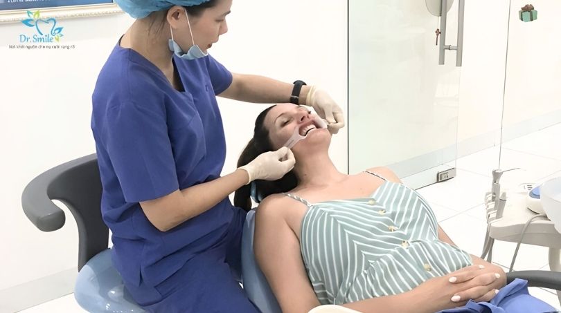 Khách hàng dán sứ Veneer tại Dr.Smile