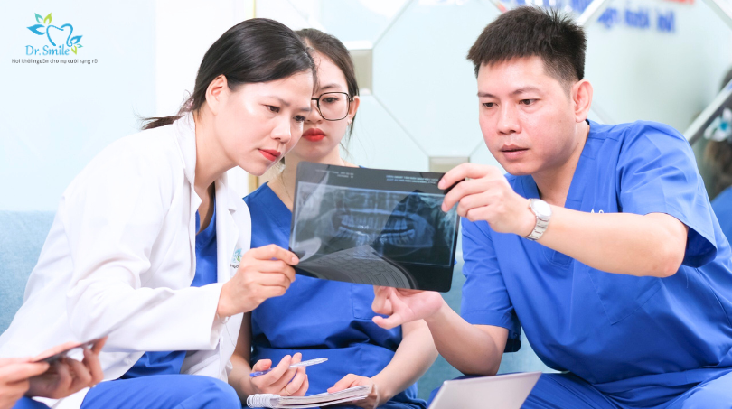 Bác sĩ tại Dr.Smile kiểm tra kỹ lưỡng tình trạng răng trước khi làm sứ 