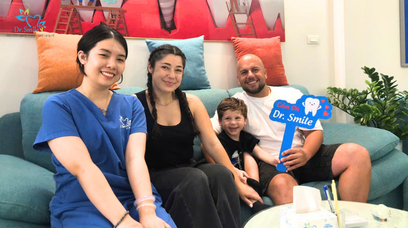 Khách hàng sử dụng dịch vụ tại Dr.Smile