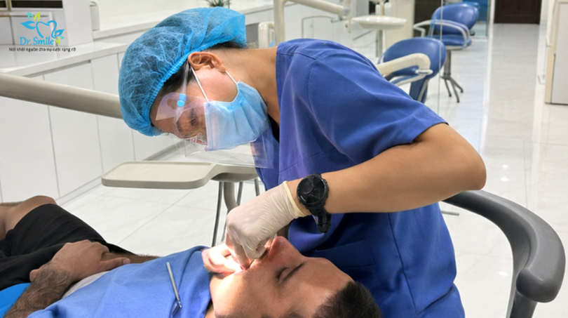 Thăm khám răng miệng tại Dr.Smile
